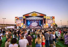 Brisa Festival 2024 zarpa con un espectacular Mikel Izal en plena forma