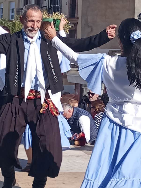 Alhaurín de la Torre sale a sus calles para celebrar el Día de la